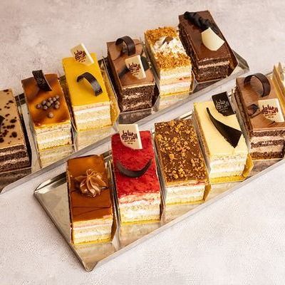 Dozen Lux Gateaux