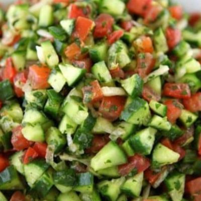 وعاء سلطة خضراء صغير