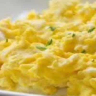 طبق بيض مقلي صغير مع جبنة