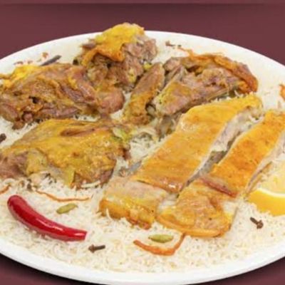 1/8 مندي لحم قطع، أرز و صحاوي