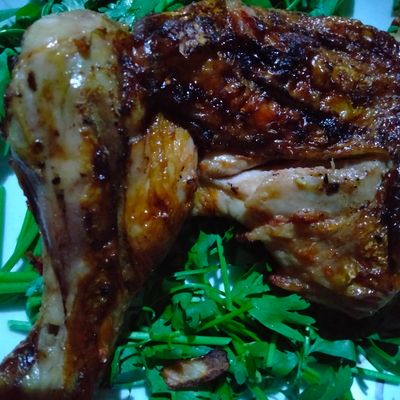 قطعتين أفخاذ دجاج مشوية على الفحم