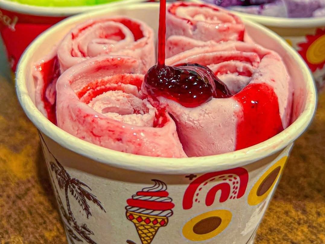 strawberry ice cream rolls ( 3 rolls )