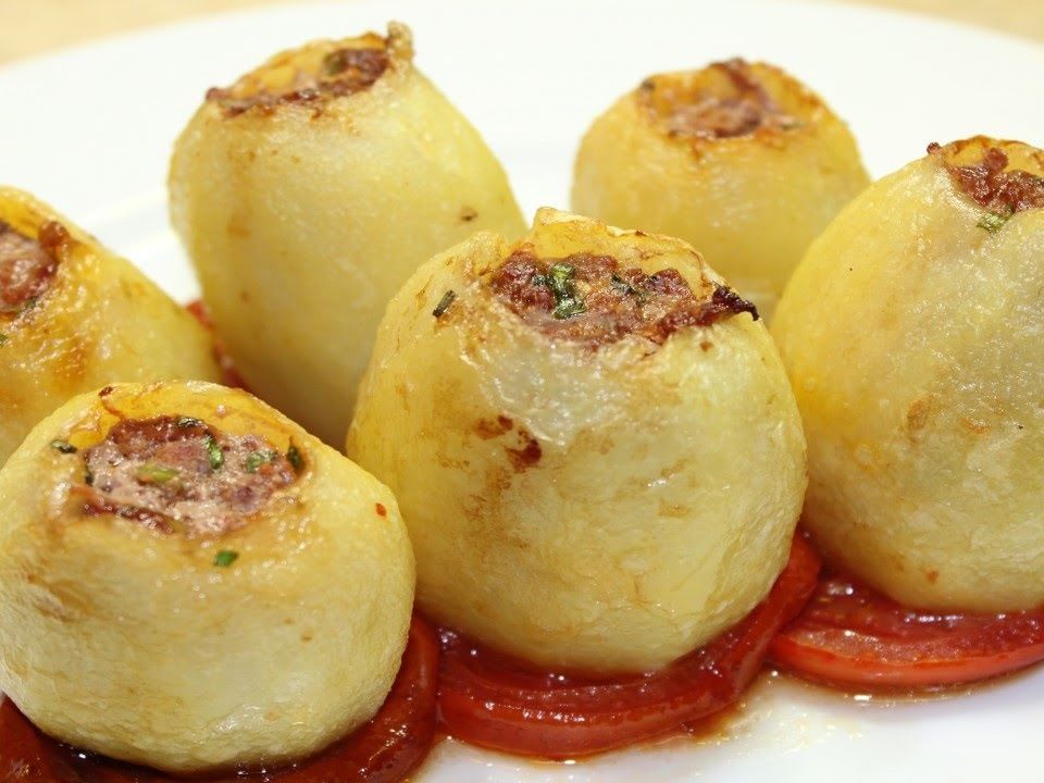 Potatoes stuffed with minced meat