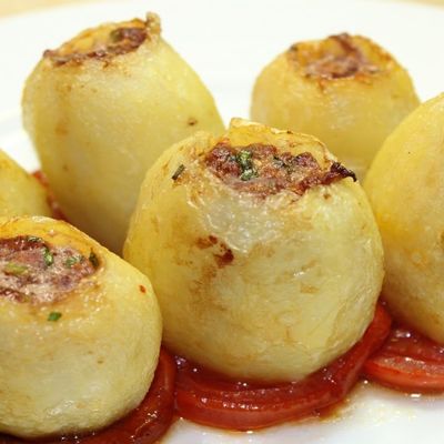 Potatoes stuffed with minced meat