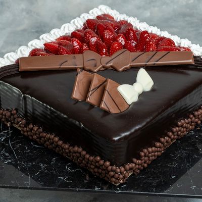 Half Strawberry Half Chocolate Cake 20×20 Cm