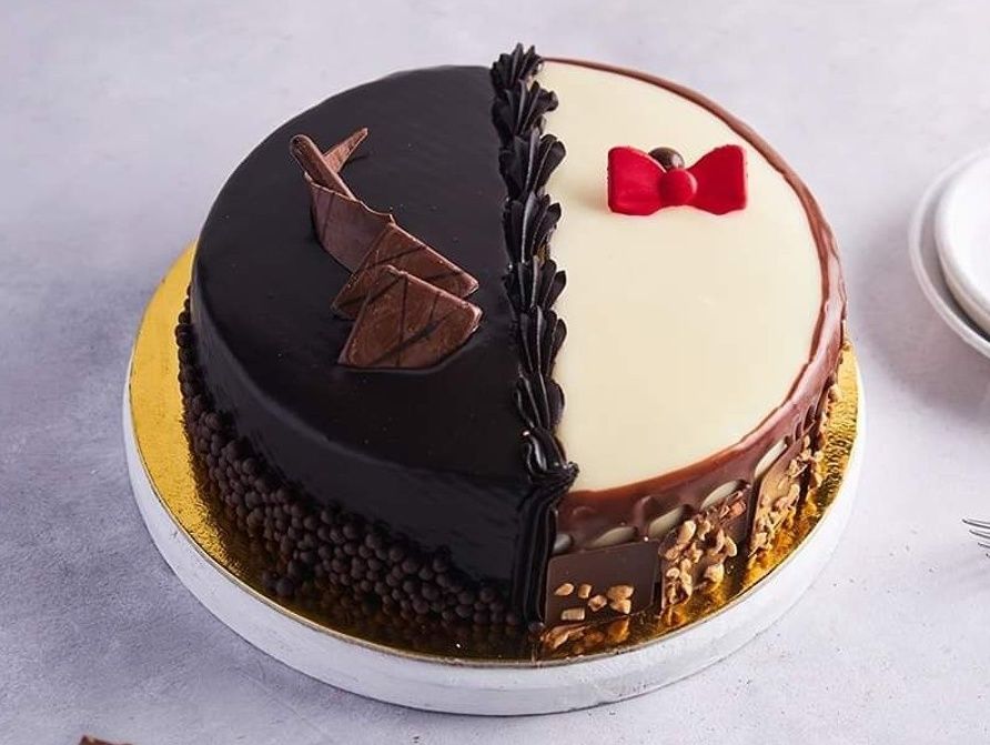 Half Chocolate Cake & Half Cream With White Chocolate 25Cm
