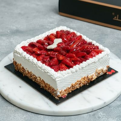 Strawberry And Cream Cake 20×20cm