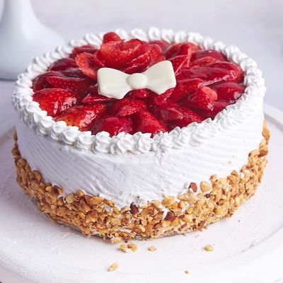Strawberry And Cream Mini Cake 18 Cm