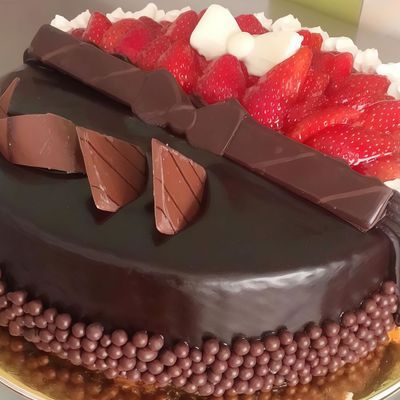 Half Strawberry Half Chocolate Cake 25 Cm