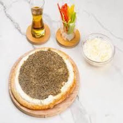 منقوشة زعتر مع لبنة