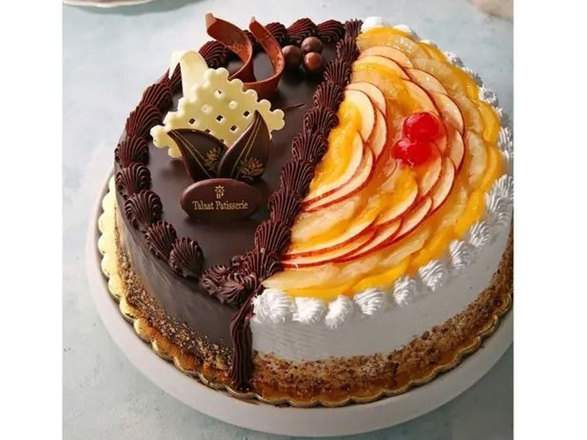 Small Torte half chocolate half fruit.
