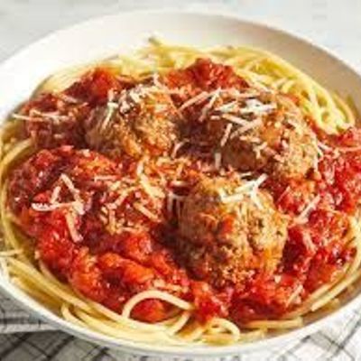 Spaghetti Al Sugo Rosso Con Strisce Di Pollo
