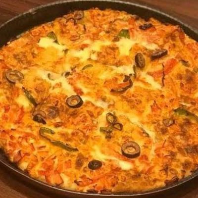 Oriental salami pizza
