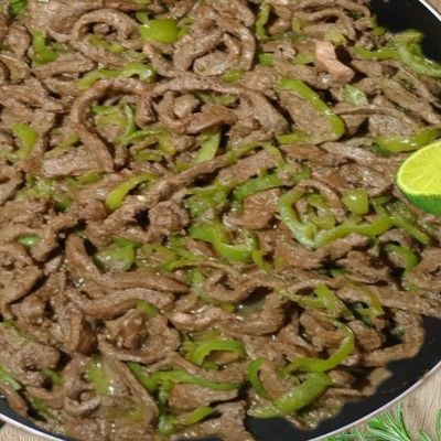 كبد مع خبز وسلطة