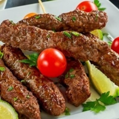 ربع كفتة مشوية مع خبز وسلطة