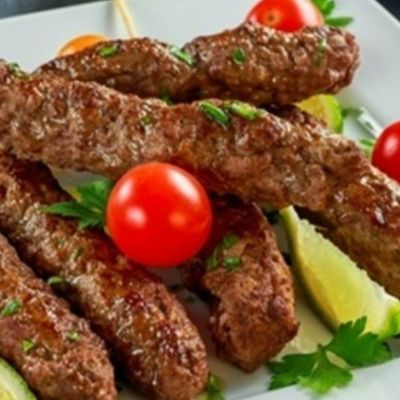 نصف كفتة مشوية مع خبز وسلطة