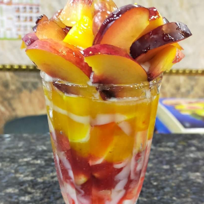 زبادي مع قطع فواكه وعسل