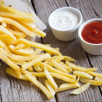 بطاطس مقلية مع كاتشب ومايونيز