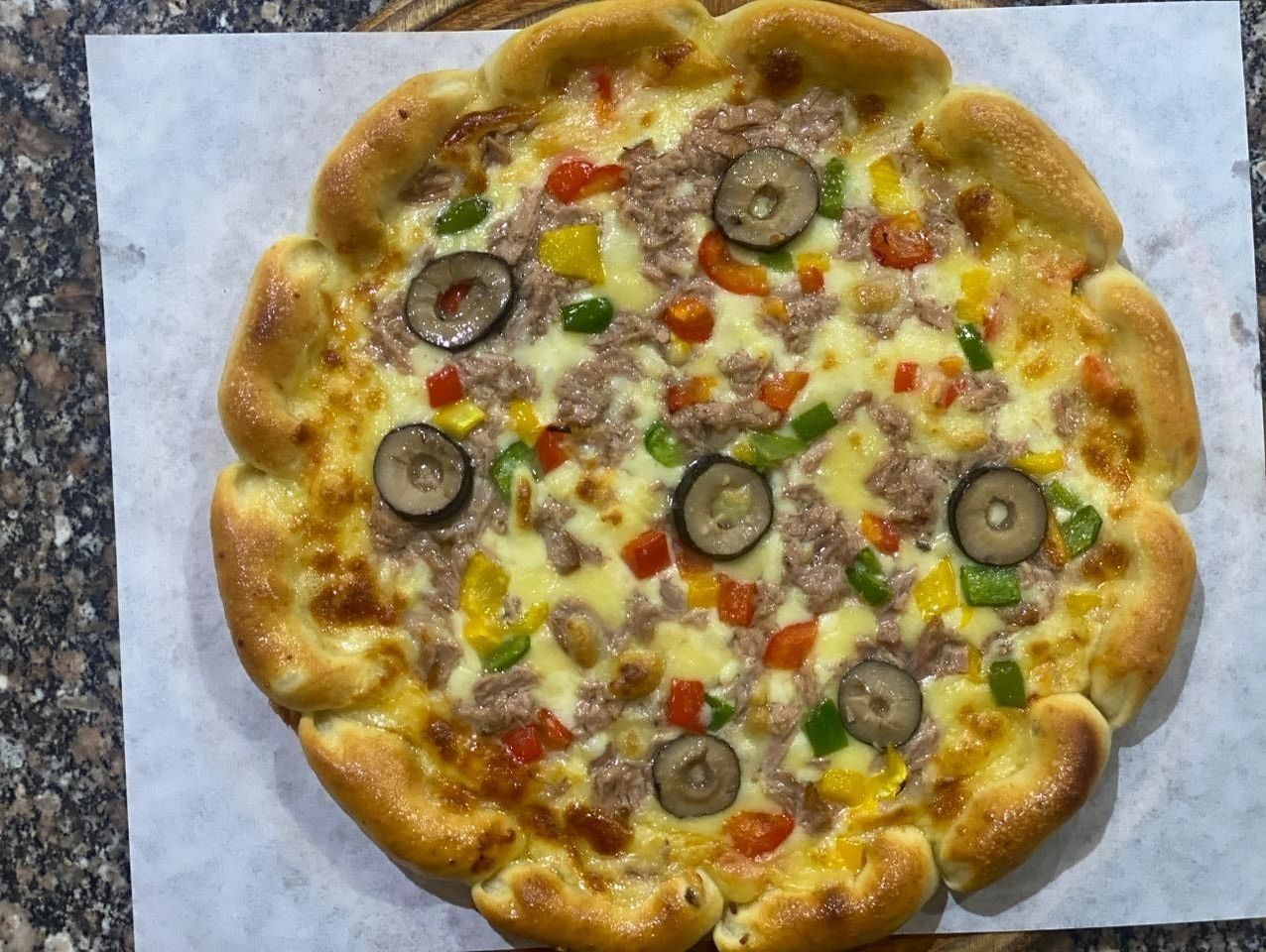 Large Tuna Pizza