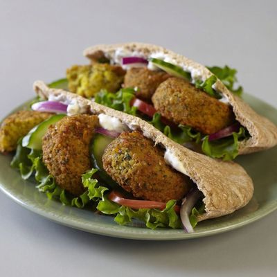 سندويتش طعمية بالباذنجان