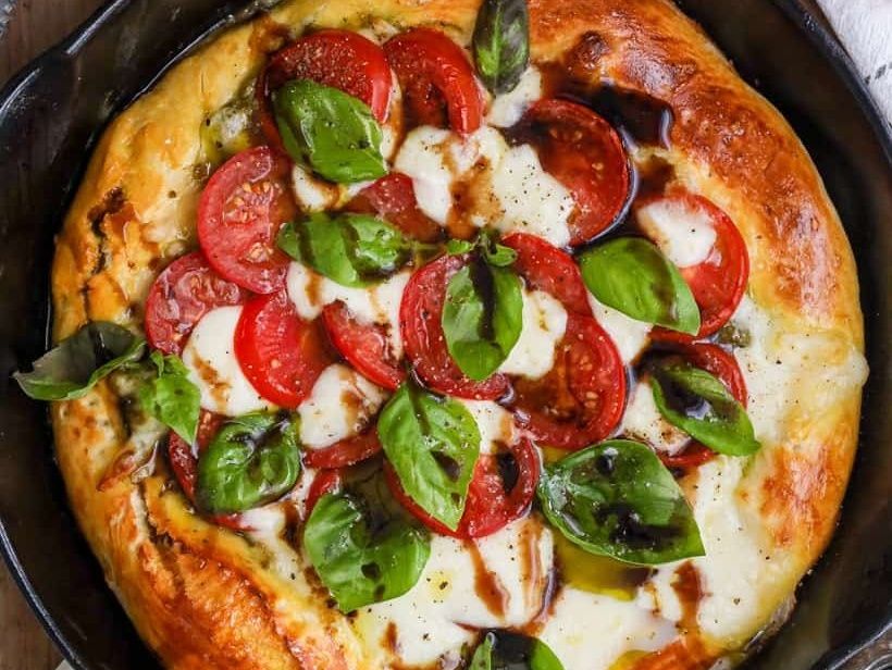 Pesto sauce pizza pie