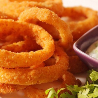 Onion rings with ranch sauce