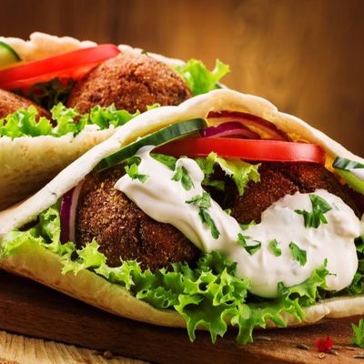 سندوتش طعمية مع السلطة