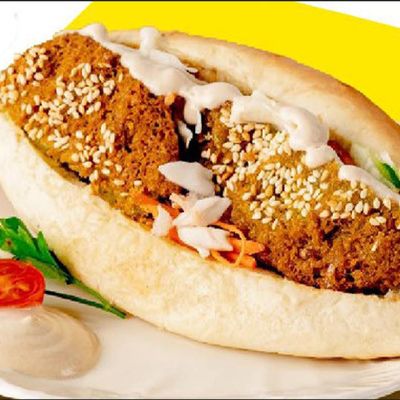 سندوتش طعميه بالسجق الشرقي