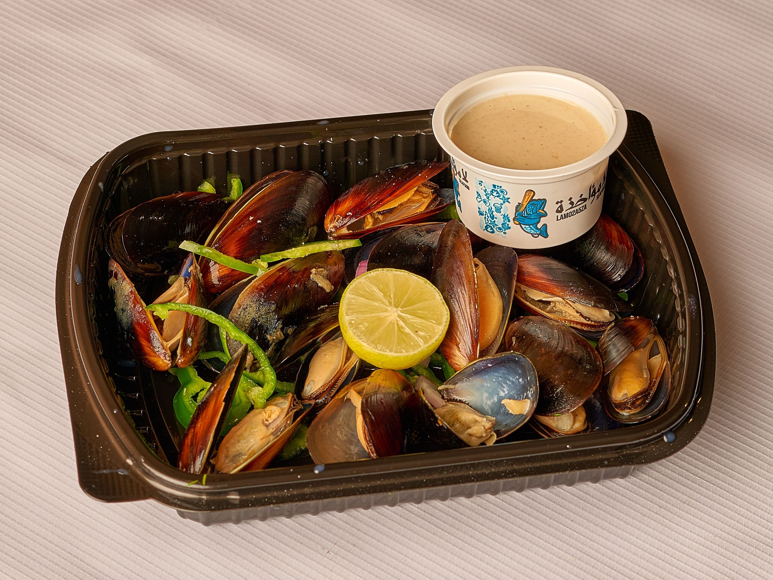 Quarter of grilled mussels fajita