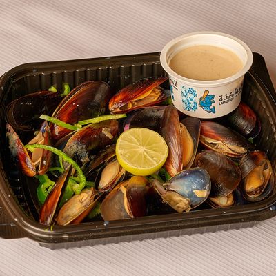 Quarter of grilled mussels fajita