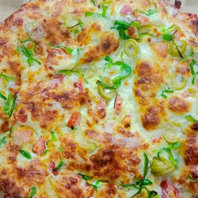 Oriental pizza with sausage and Kiri cheese
