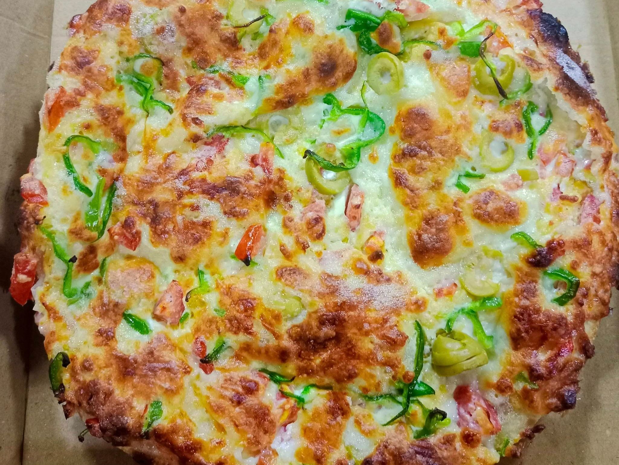 Oriental pizza with pastrami