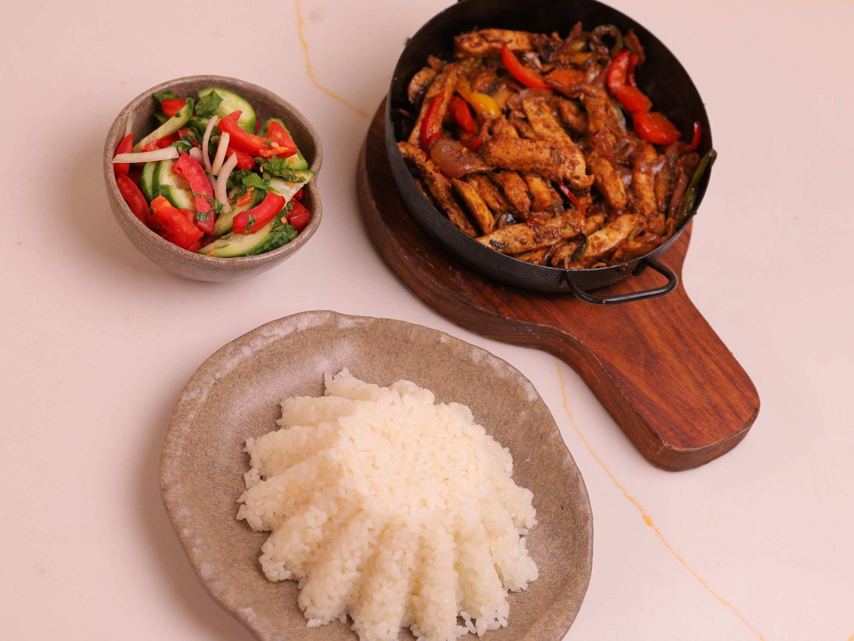 Chicken fajitas with white rice and green salad