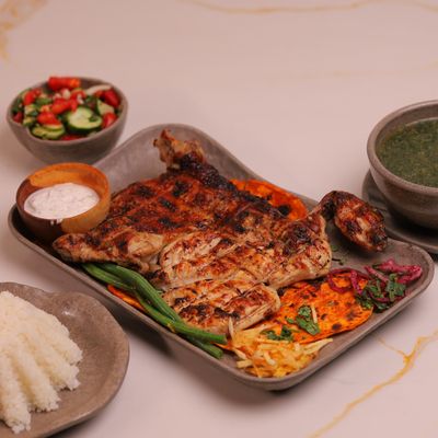 دجاج مشوي مع ملوخية وأرز أبيض وسلطة خضراء