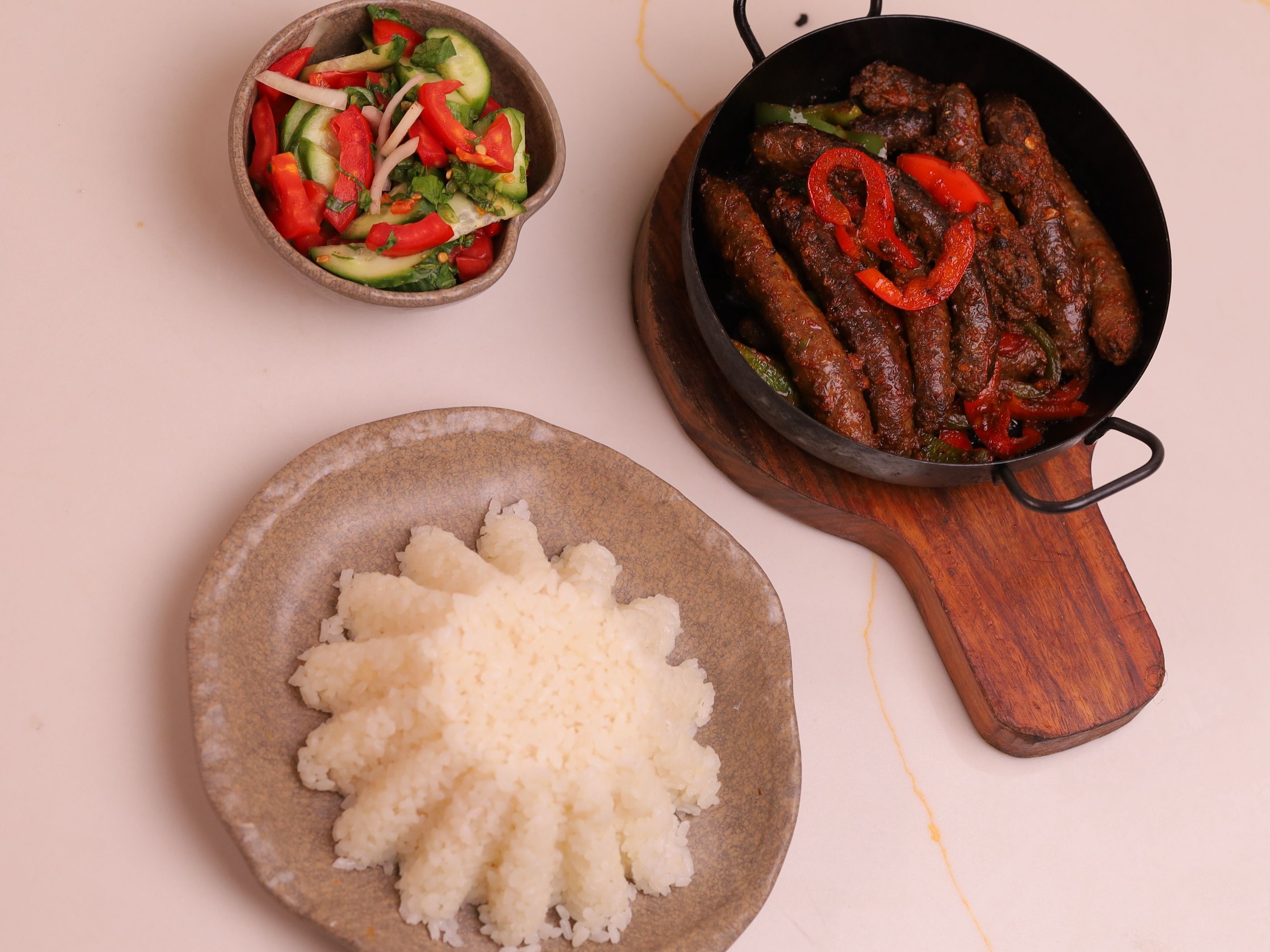 Alexandrian sausage with white rice and green salad