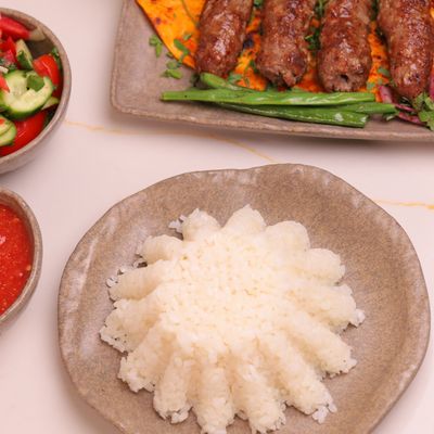 كفتة مع أرز أبيض وسلطة خضراء وسلطة دقوس