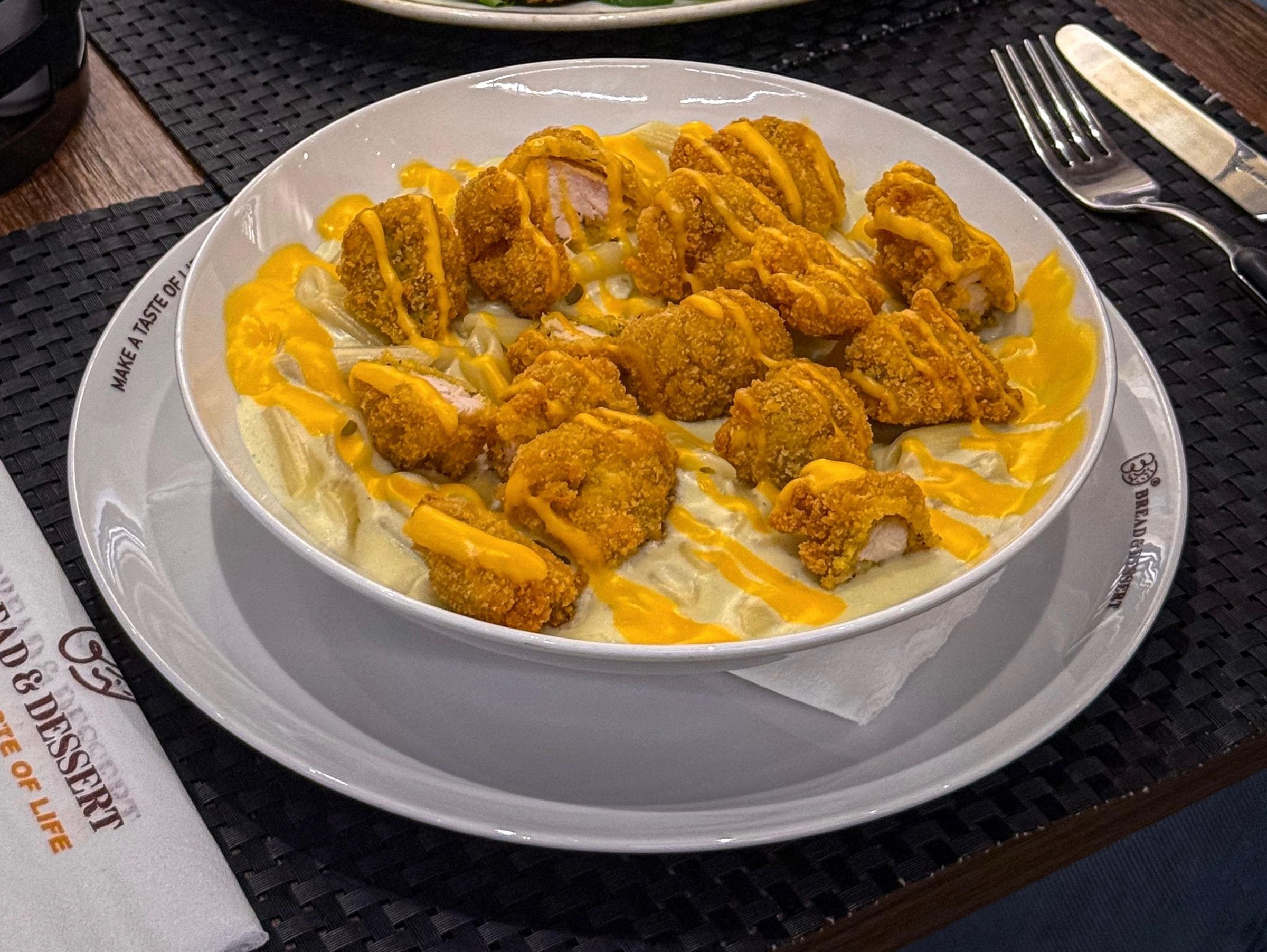Cheesy pasta with chicken pites