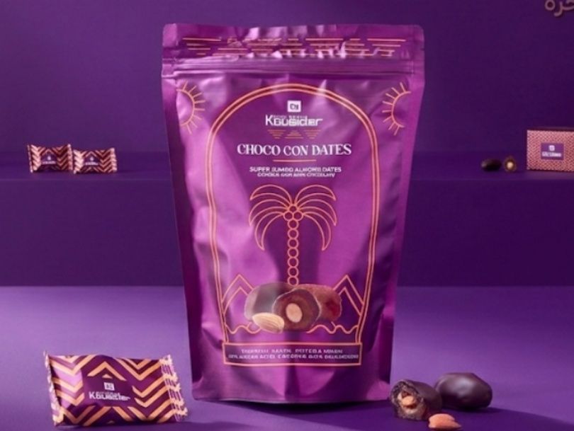Dates with chocolate and almonds