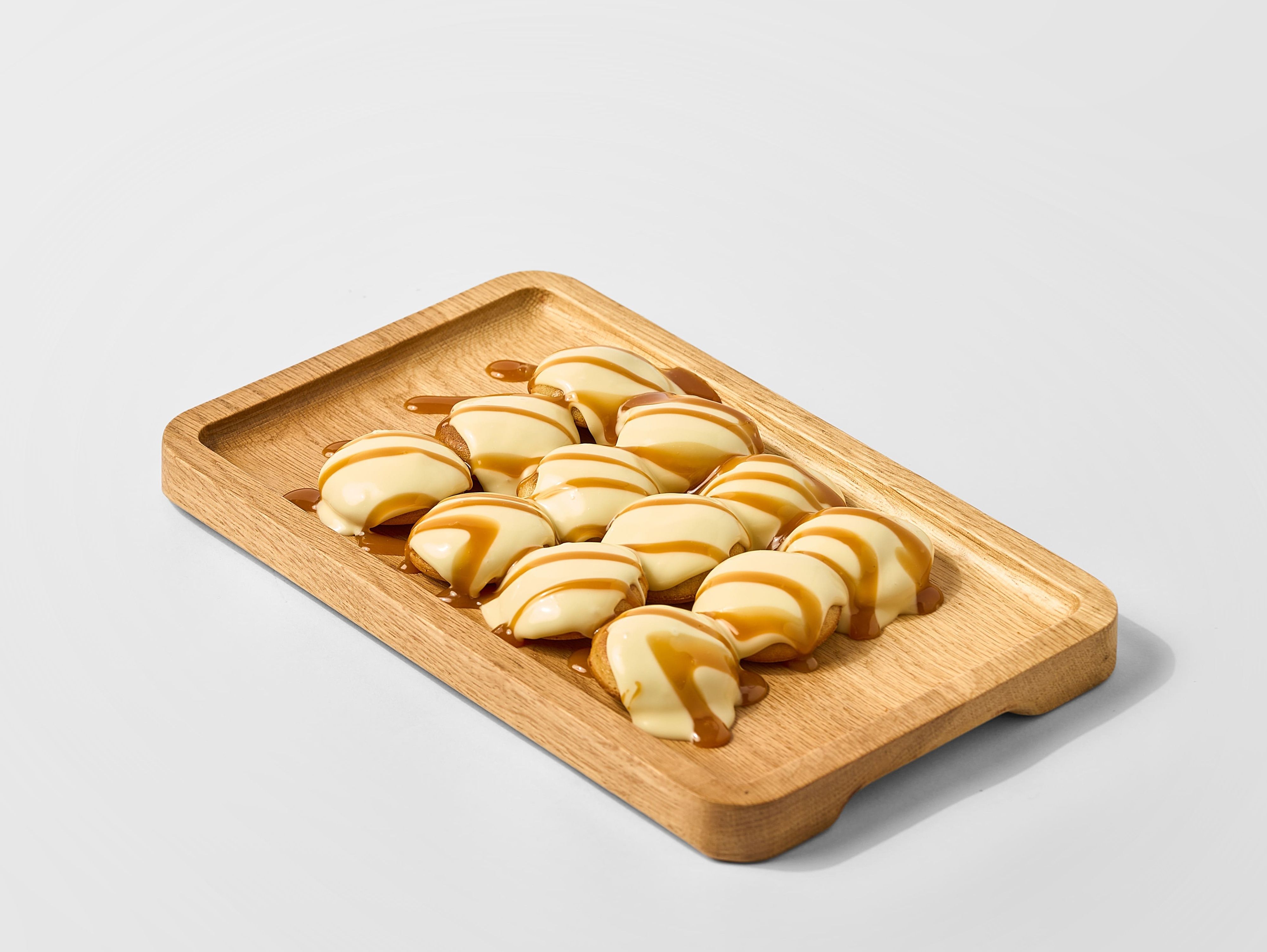 Mini pancakes with white chocolate