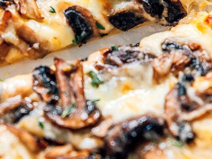 Mushroom truffle pizza (medium)