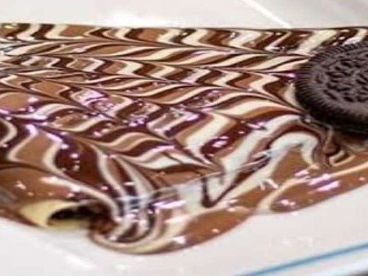 Crepe brownies with Oreo cookie pieces