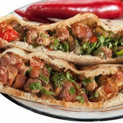 ساندويتش فول بلدي بشرائح الطماطم