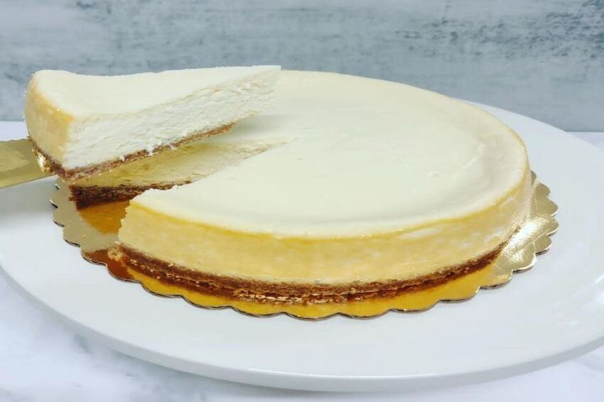Whole plain cheesecake