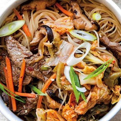 نودلز لحم بقري مع كيمتشي كوري مقلية