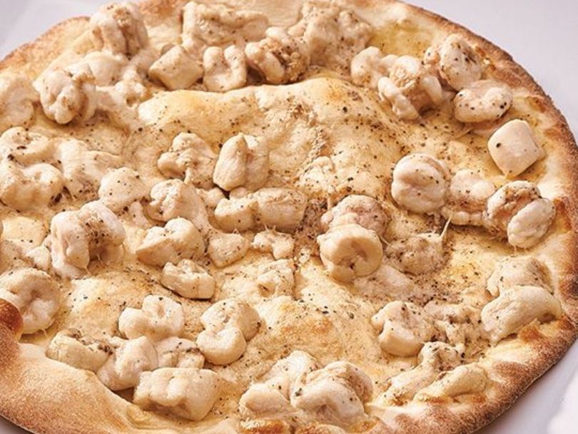 A quarter kilo of chains on the dough