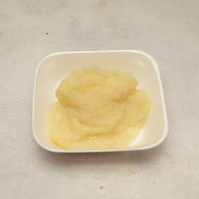 علبة صغيرة من البيض المسلوق المهروس