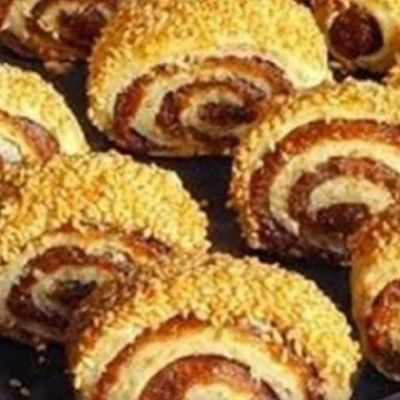 لفائف عجين عينوس مغطاة بالسمسم