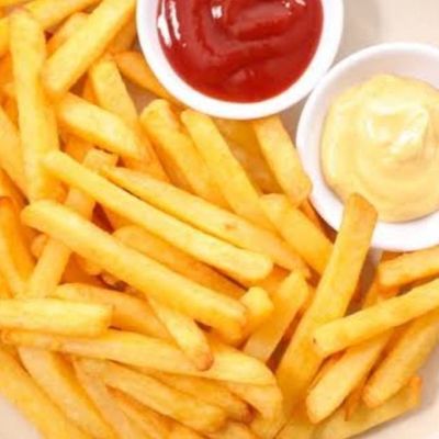 طبق بطاطس مقلية وسط