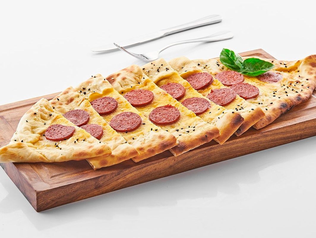 Grilled sausage pide