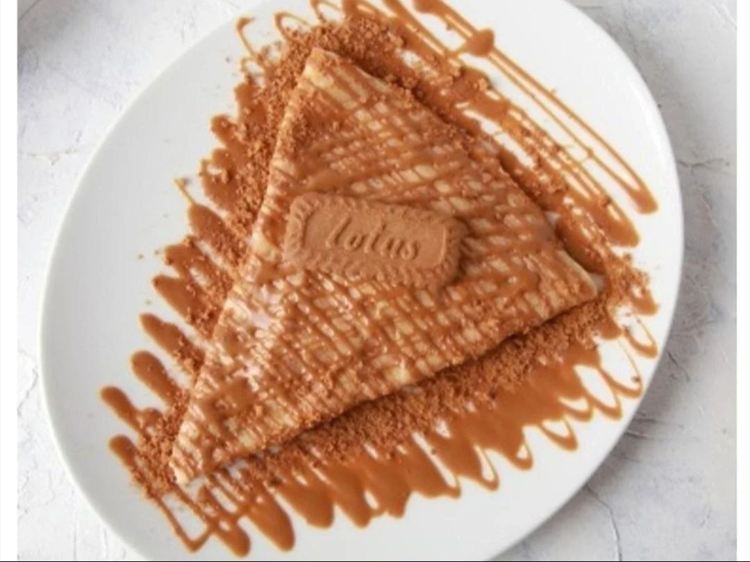 Crepe brownies with Lotus sauce